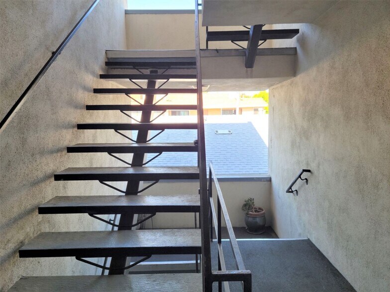 Building Photo - 623 S Grevillea Ave