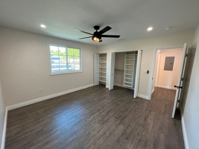 Building Photo - AVAILABLE NOW! 1+1 w/all appliances + private laundry! (21103 Mayall)