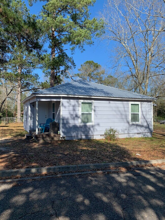 Building Photo - 907 S Range St