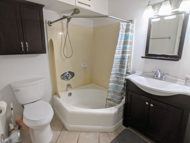 Building Photo - Fully Furnished 1-Bed 1-Bath Mountain Views @ Island Colony