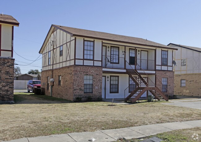 Primary Photo - 205 Roberts Cir