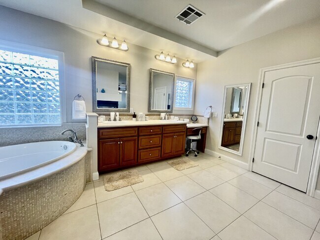 Building Photo - Luxurious 5-Bed, 4-Bath Fully Furnished Home in Henderson-