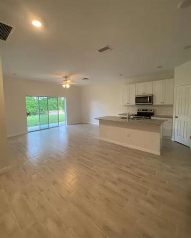 Building Photo - 1060 San Cristobal Ave