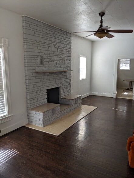 Building Photo - 721 Main St