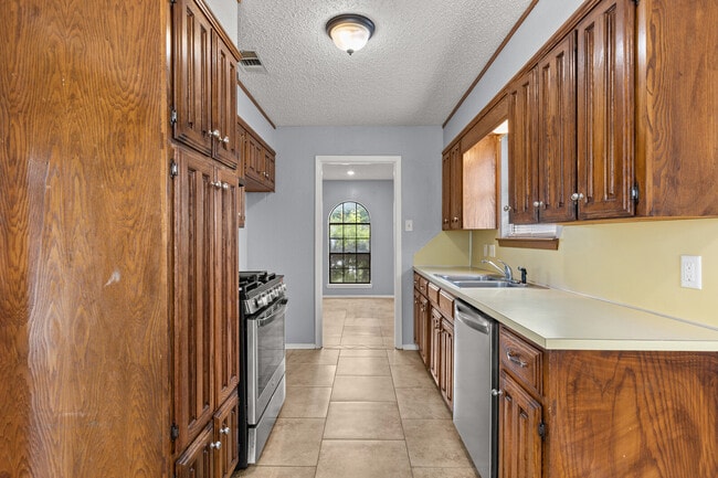 Building Photo - 228 Laredo Dr