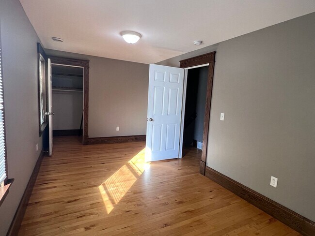 Building Photo - Three Bedroom Single Family Home - Close to everything!