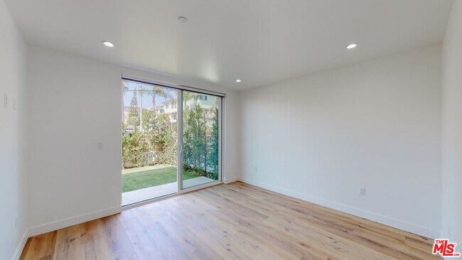 Building Photo - 4462 W Maplewood Ave