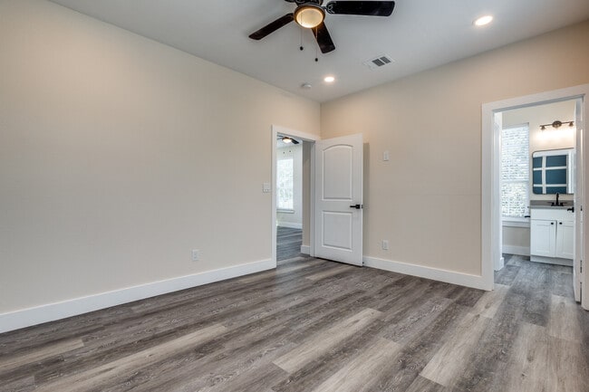 Building Photo - 511 N Davis Dr