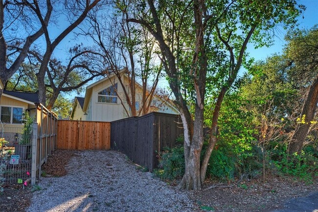 Building Photo - 1704 Alameda Dr