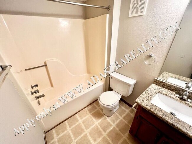 Building Photo - MOVE IN SPECIAL!!! Spacious Duplex in Lee'...