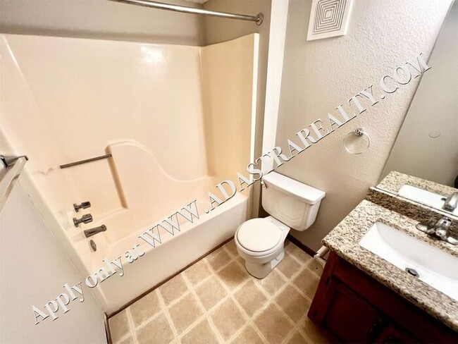 Building Photo - Spacious Duplex in Lee's Summit-Available ...