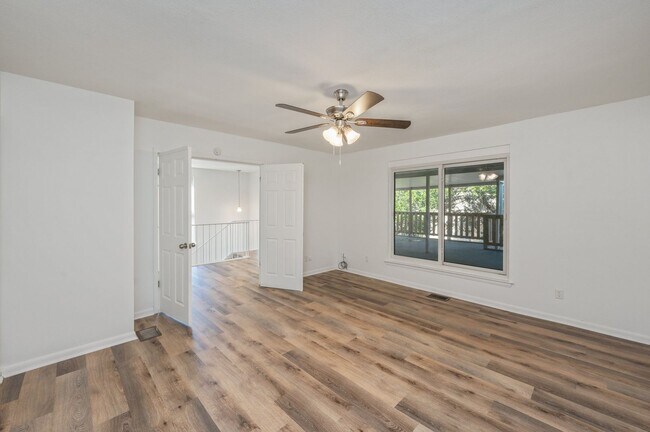 Building Photo - Spacious townhouse with large 2nd floor covered patio!