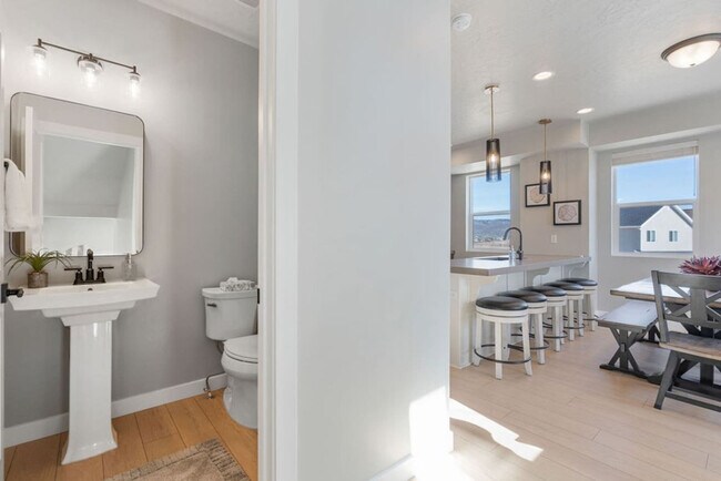 Building Photo - 6831 Silver Creek Dr