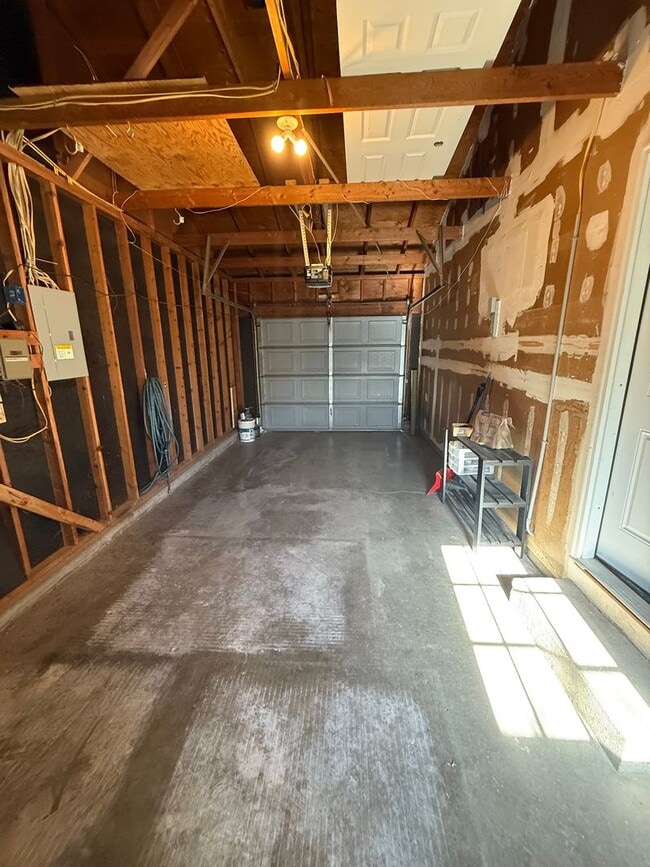 Building Photo - 3 Bedroom Home with Large Yard