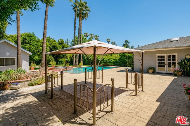 Building Photo - 8760 White Oak Ave