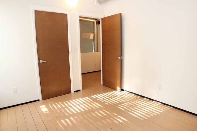 Building Photo - 318-320 W Myrtle