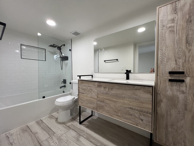 Modern full bathroom on 2nd floor - 4600 SW 67th Ave