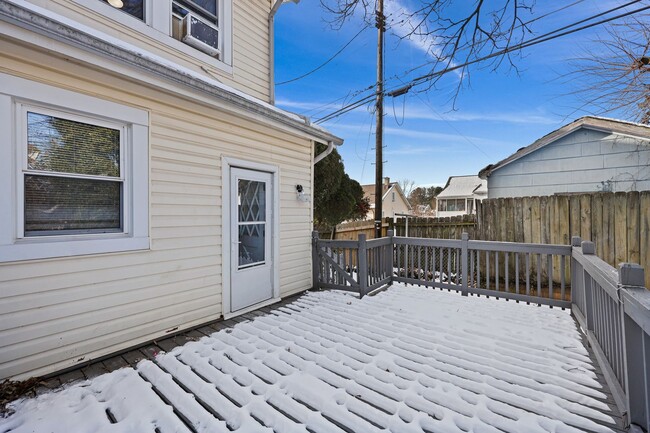 Building Photo - Elegant 3-Bedroom Home with Natural Light ...