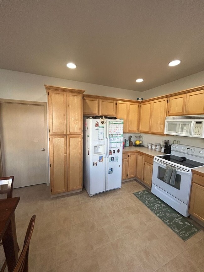 Building Photo - 4B, 2.5BA Pet-friendly home w/2-car garage...