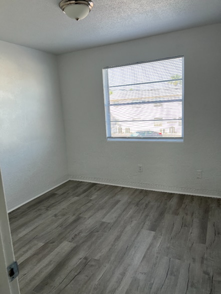 Building Photo - 2417 N Oleander Ave