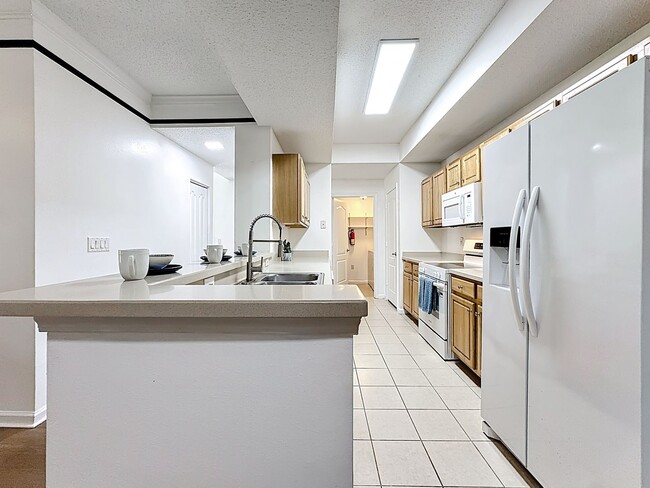 Building Photo - 3 Bedroom with Water View - Villanova at Hunters Creek