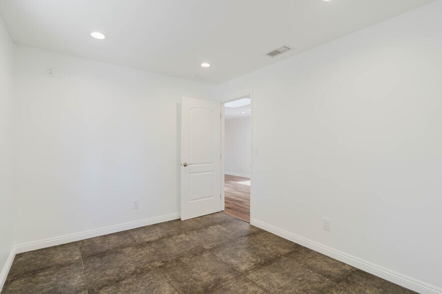 Building Photo - 13856 Runnymede St