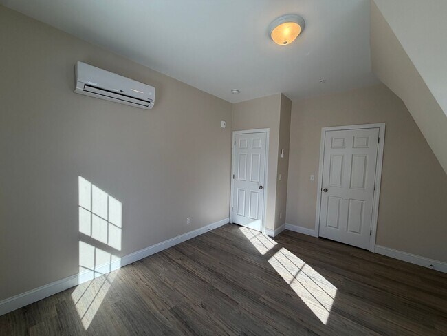 Building Photo - 129 Kenoza Ave