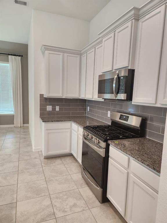 Building Photo - 5003 Twin Summit Dr