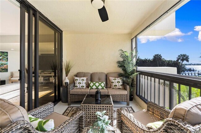 Building Photo - 625 NW North River Dr