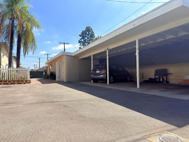 Building Photo - 12552 Oxnard St