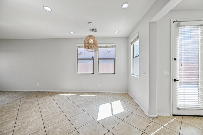 Building Photo - 3 bedroom 2 bath Home