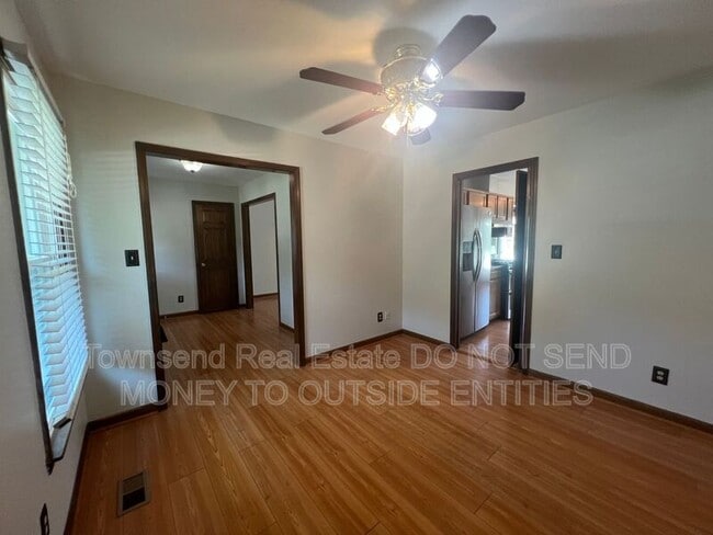 Building Photo - 6149 Lakeway Dr