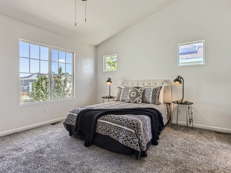 Building Photo - 20046 E Lasalle Dr