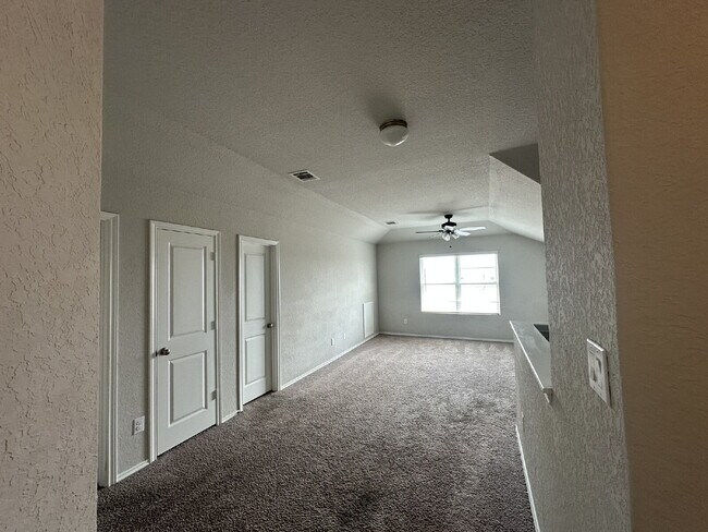Building Photo - Spacious 5 Bedroom, 3.5 Bath Home with 2,6...