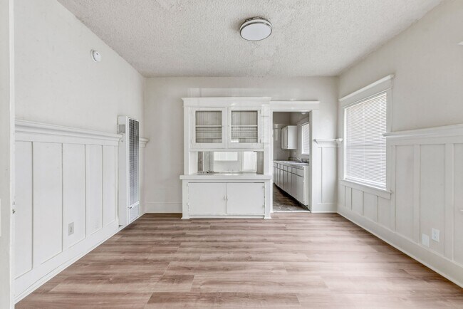 Building Photo - Spacious 1BR + 2.5BA Near USC and DTLA | First Floor Unit