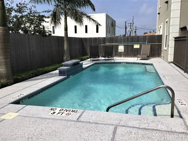 Building Photo - 107 E Acapulco St