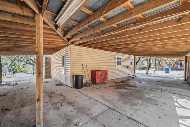 Building Photo - 2033 Lakeview Dr