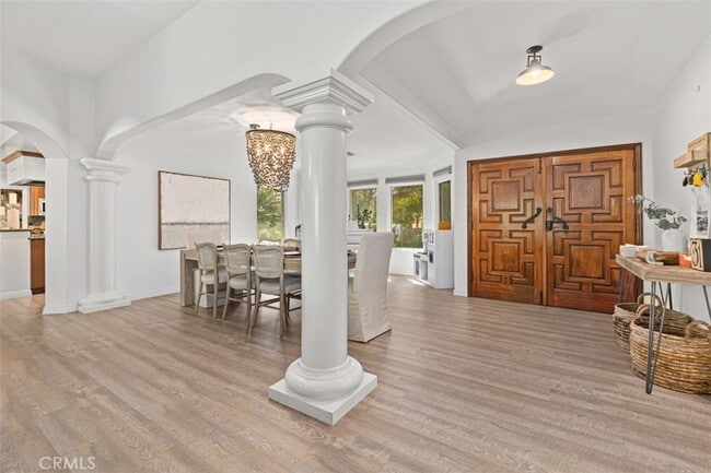 Building Photo - 600 Cliff Dr