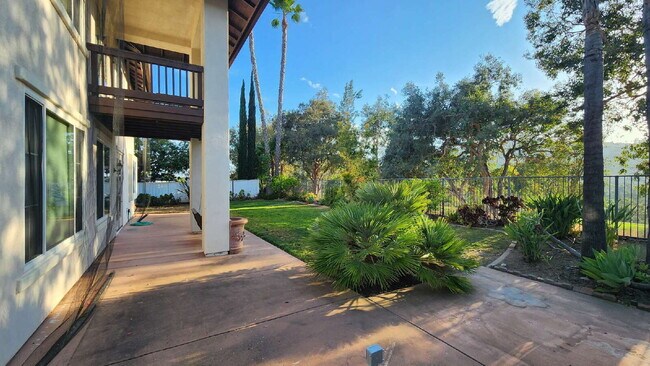 Building Photo - Gorgeous home on the Golf Course in a gated community.