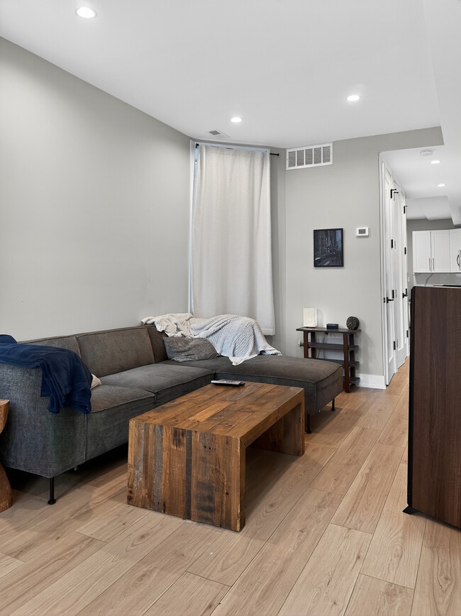 Building Photo - 2818 W Fletcher St