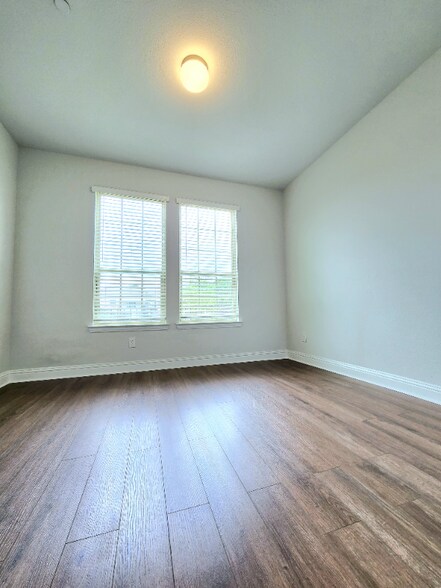 Building Photo - 6820 Meadow Crest Dr