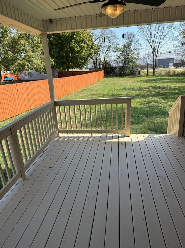Building Photo - 3 Bed/2 Bath House with 2 Car Garage (NEW ...
