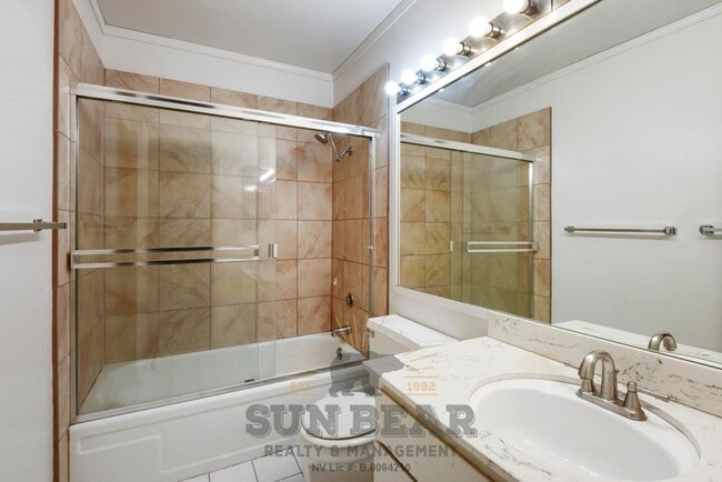 Building Photo - 3 Bedroom with a Yard!