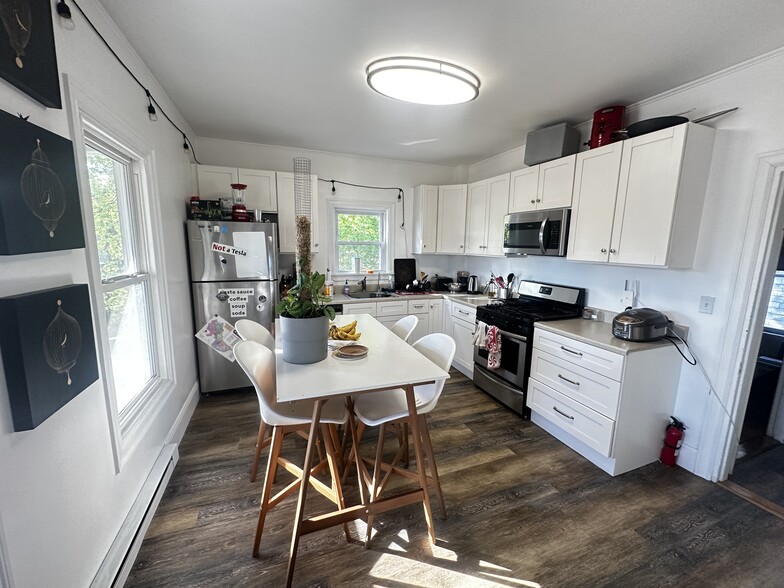 Building Photo - 5 Day St