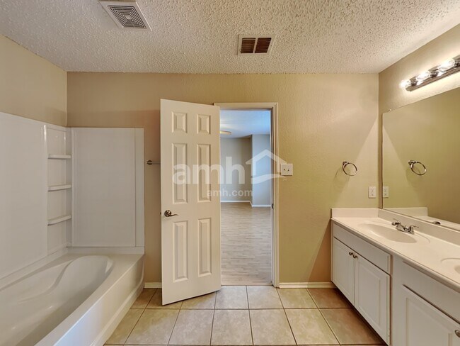 Building Photo - 2936 Wild Oak Ln