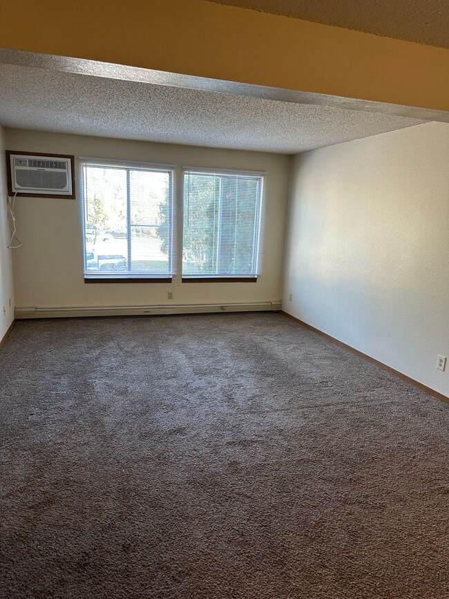 Building Photo - 3 Bedroom Apartment