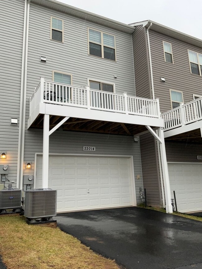 Building Photo - Beautiful 4BR 3.5BA 3 level townhome with 2 car attached garage located in the Cabin Branch Commu...