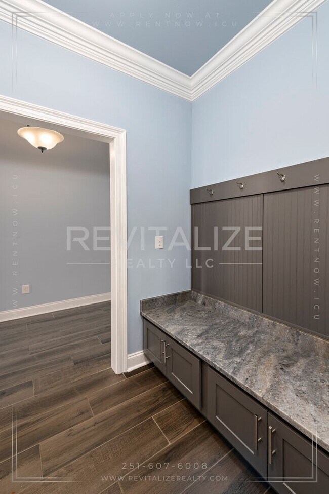 Building Photo - Stunning Luxury Home in Silverhill with Huge Diamond Shaped Backyard!