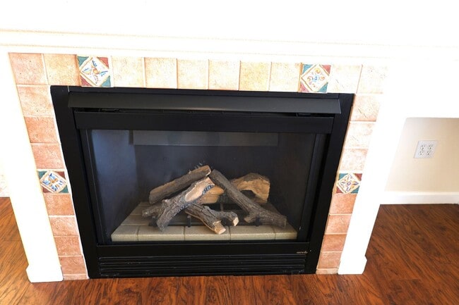 Building Photo - CUTE, CUTE, CUTE 3 BDRM TOWNHOME WITH GAS FIREPLACE!