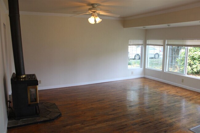 Building Photo - 3 Bedroom, 1.5 Bathroom House! Available now!